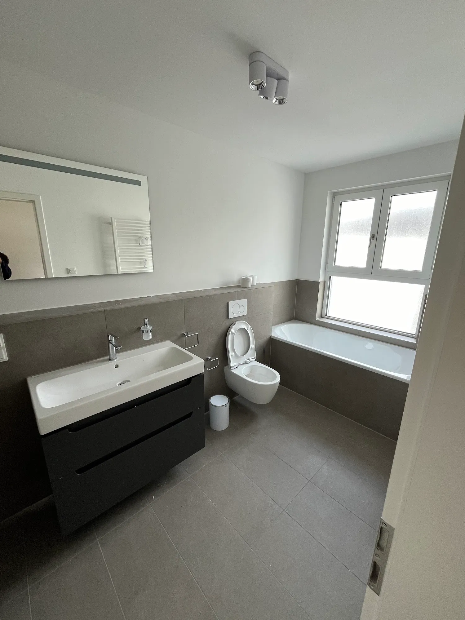 Komplettiertes Badezimmer mit Waschtisch und Badewanne