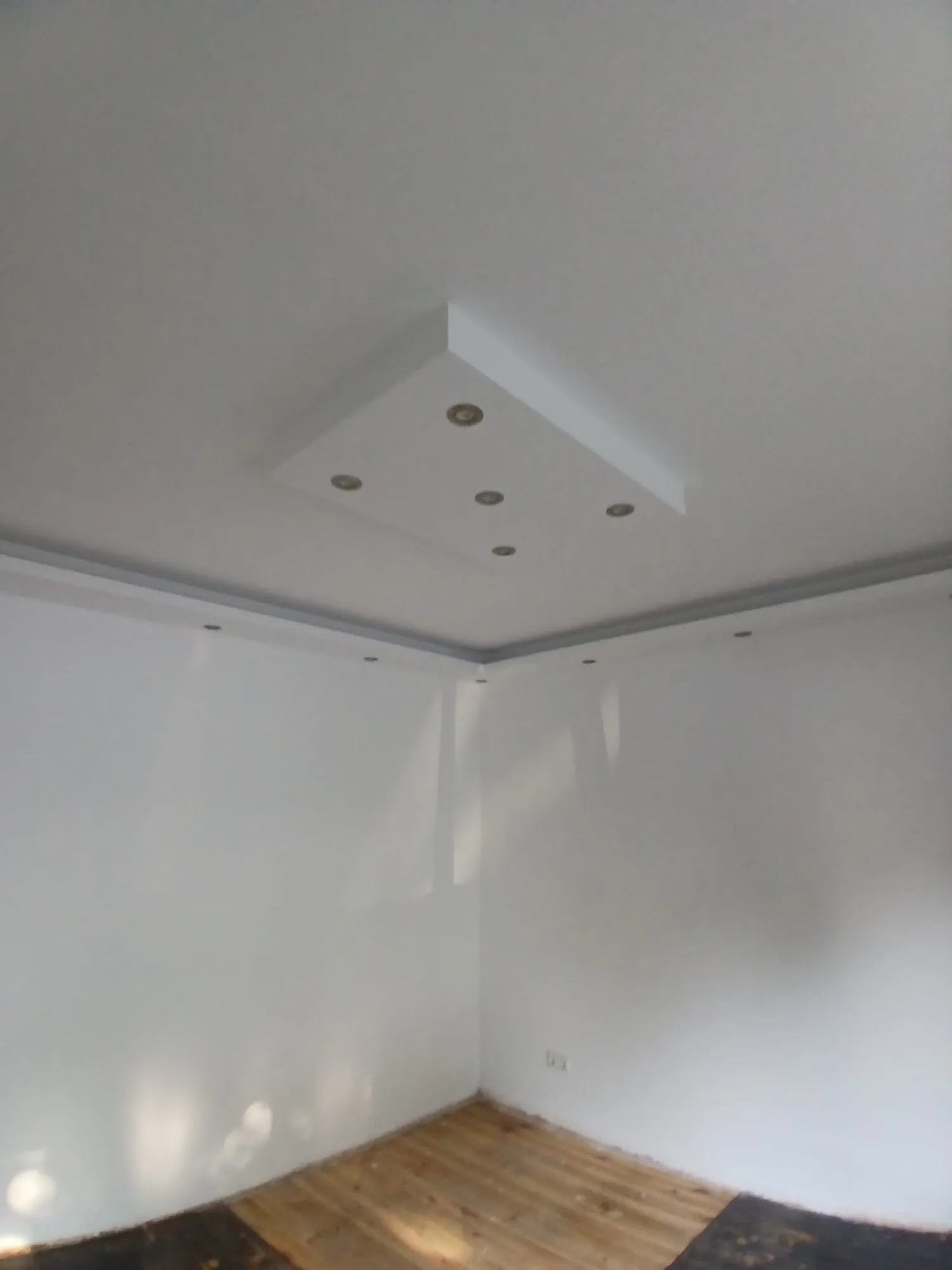 Abgehängtes Trockenbau-Deckenelement mit eingelassenen LED-Spots