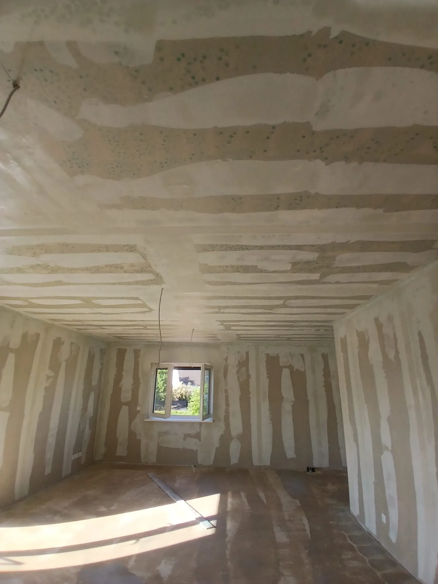 Raum mit verspachtelten Trockenbau-Fugen an Decke und Wänden