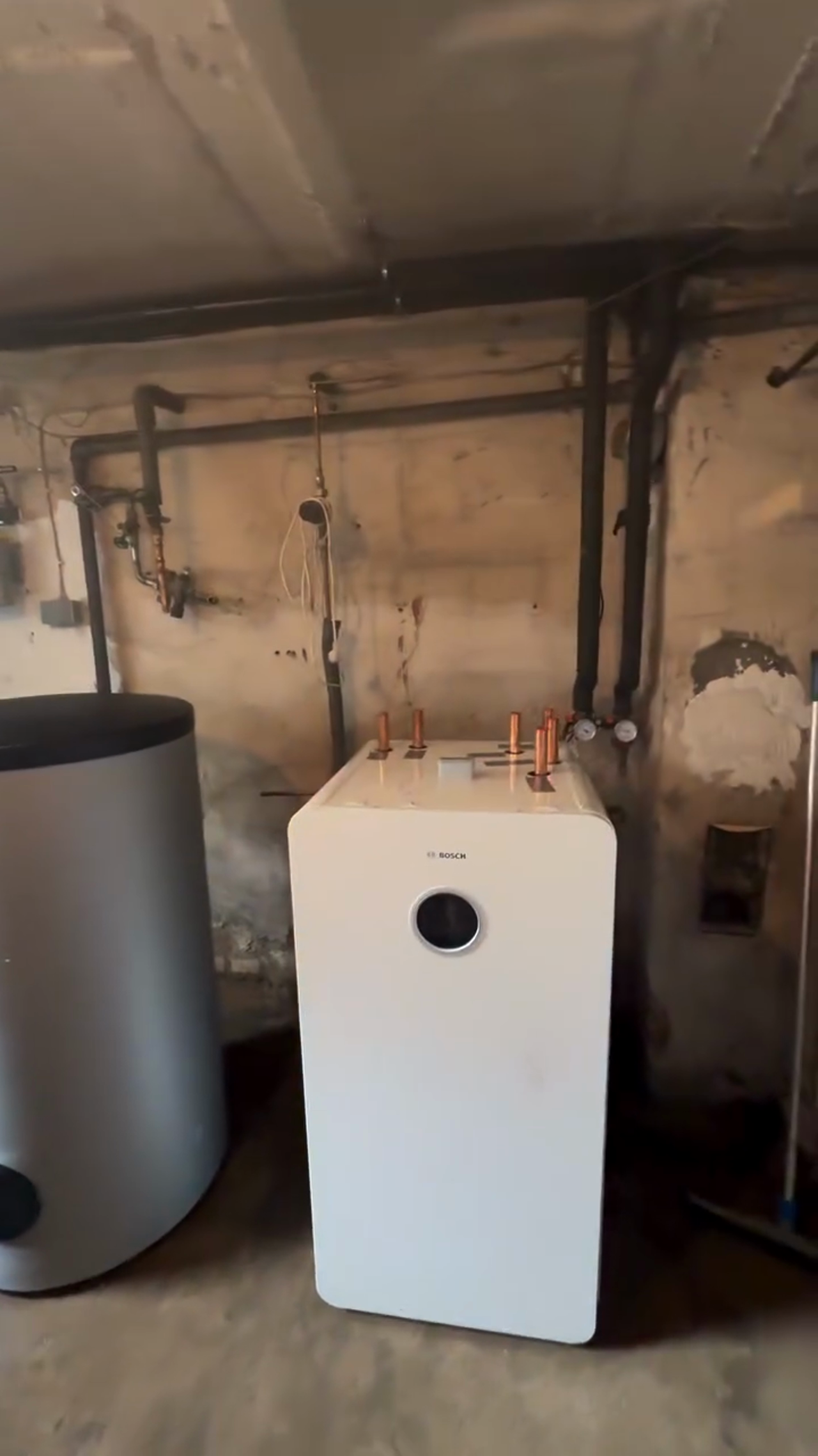 Heizungstausch: Alte Gastherme raus, Bosch Wärmepumpe rein